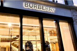 Burberry 任命新首席执行官接替 Jonathan Akeroyd